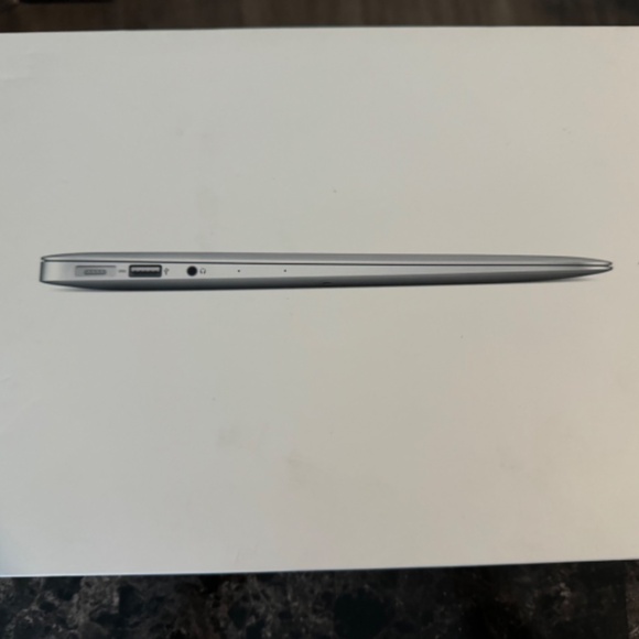 Apple MacBook Air - Picture 2 of 5